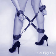 CALEXOTICS - NOCTURNAL HOG TIE CONNECTOR AUS EINSTELLBAREM LEDER SCHWARZ