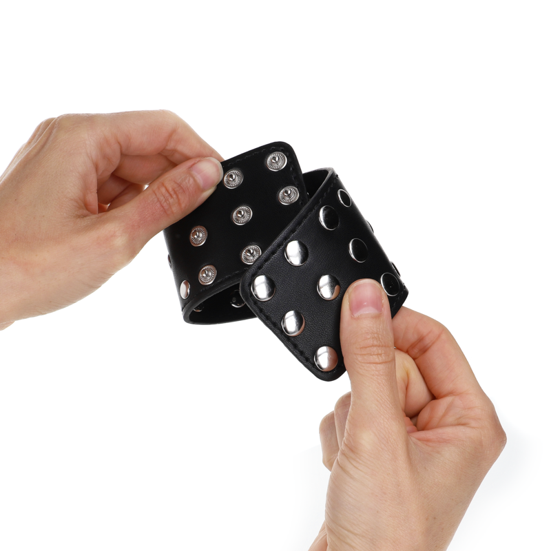 KINK – HANDFESSELN MIT SCHNELLVERSCHLUSS VOLLER NIETEN SCHWARZ VERSTELLBAR 19-24 CM X 5.5 CM