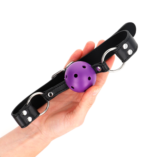 KINK - ATEMBARER BALLKNEBEL 4 CM MIT DOPPELNIETEN LILA 62,5 x 2,5 CM VERSTELLBAR 42-58 CM