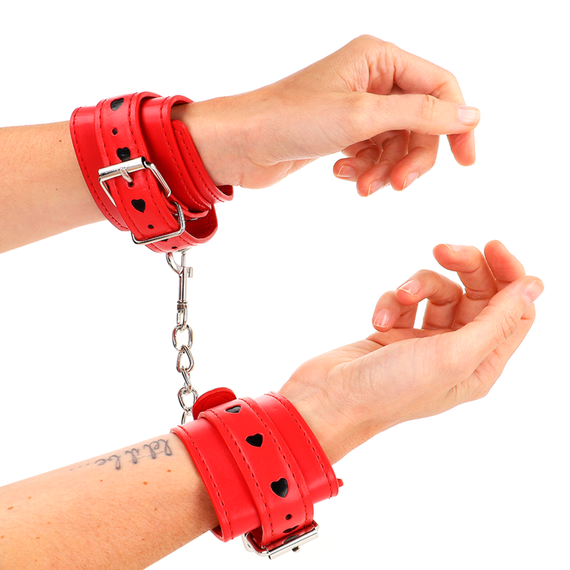 KINK - ROTE HANDFESSELN MIT SCHWARZEM HERZEINSATZ, VERSTELLBAR 21-28 CM X 5,5 CM
