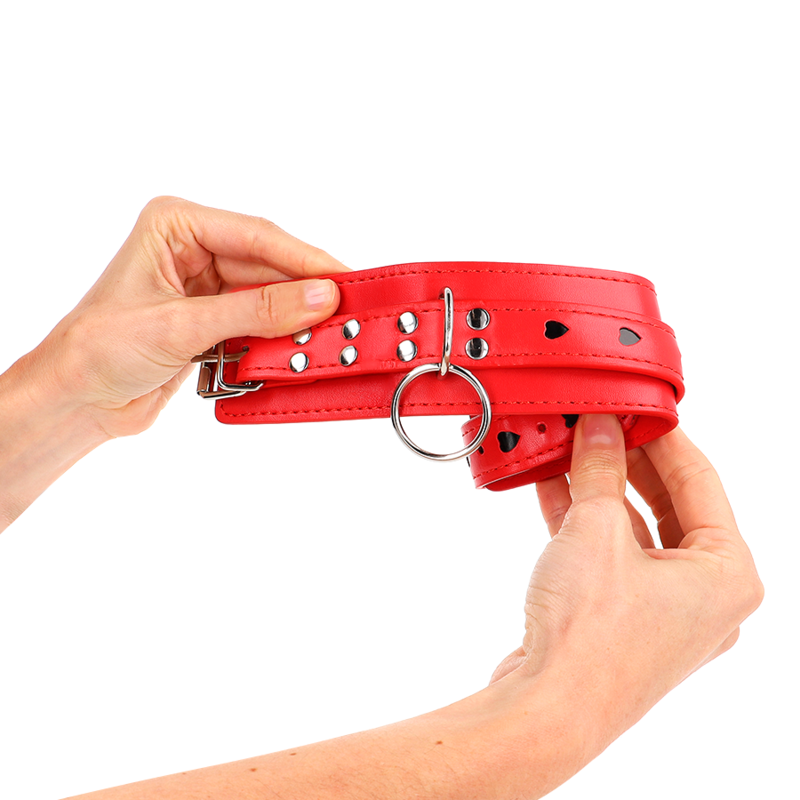KINK - ROTE HANDFESSELN MIT SCHWARZEM HERZEINSATZ, VERSTELLBAR 21-28 CM X 5,5 CM