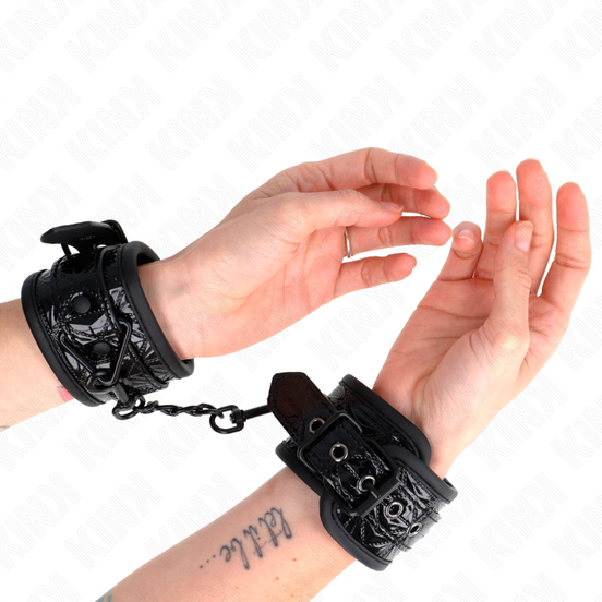 KINK – HANDFESSELN MIT DIAMANTMUSTER SCHWARZ VERSTELLBAR 17–26 CM X 5,5 CM