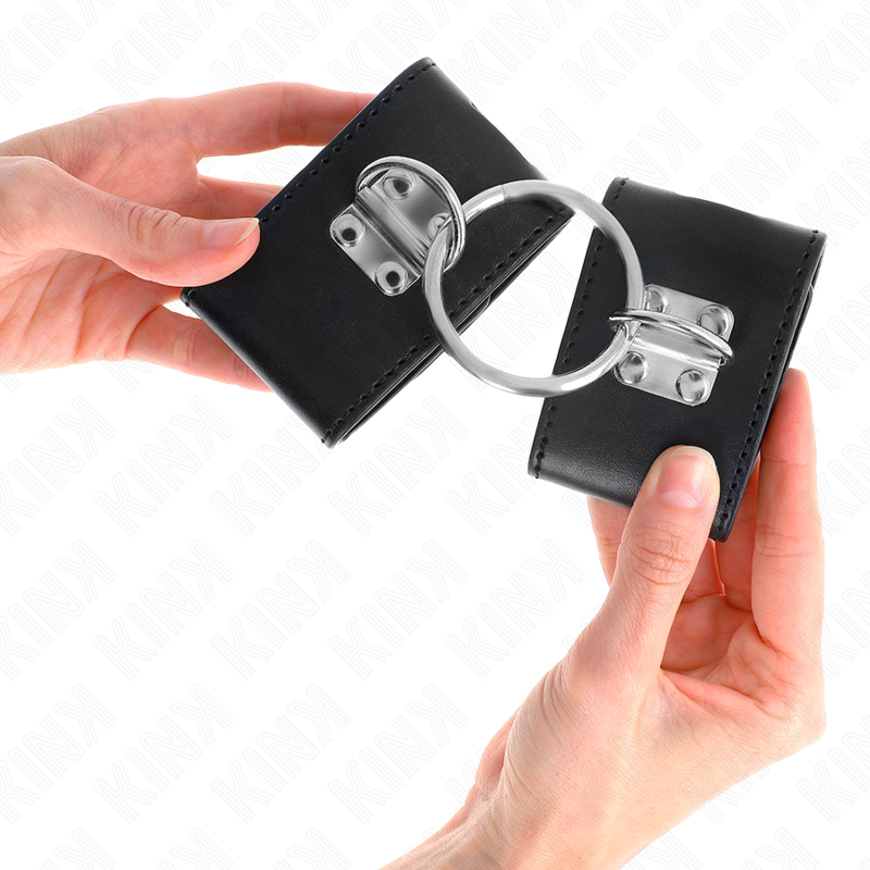 KINK - Feste Handgelenksfesseln mit Ring und Vorhängeschloss, Schwarz, verstellbar 16-23 cm x 5,5 cm