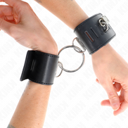 KINK - Feste Handgelenksfesseln mit Ring und Vorhängeschloss, Schwarz, verstellbar 16-23 cm x 5,5 cm