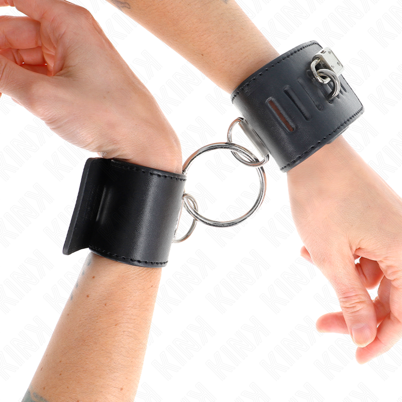 KINK - Feste Handgelenksfesseln mit Ring und Vorhängeschloss, Schwarz, verstellbar 16-23 cm x 5,5 cm