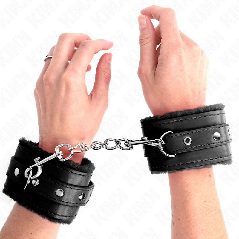 KINK – PREMIUM PELZGEFÜTTERTE HANDFESSELN SCHWARZ MIT SCHWARZEM RIEMEN VERSTELLBAR 17–29 CM X 6 CM