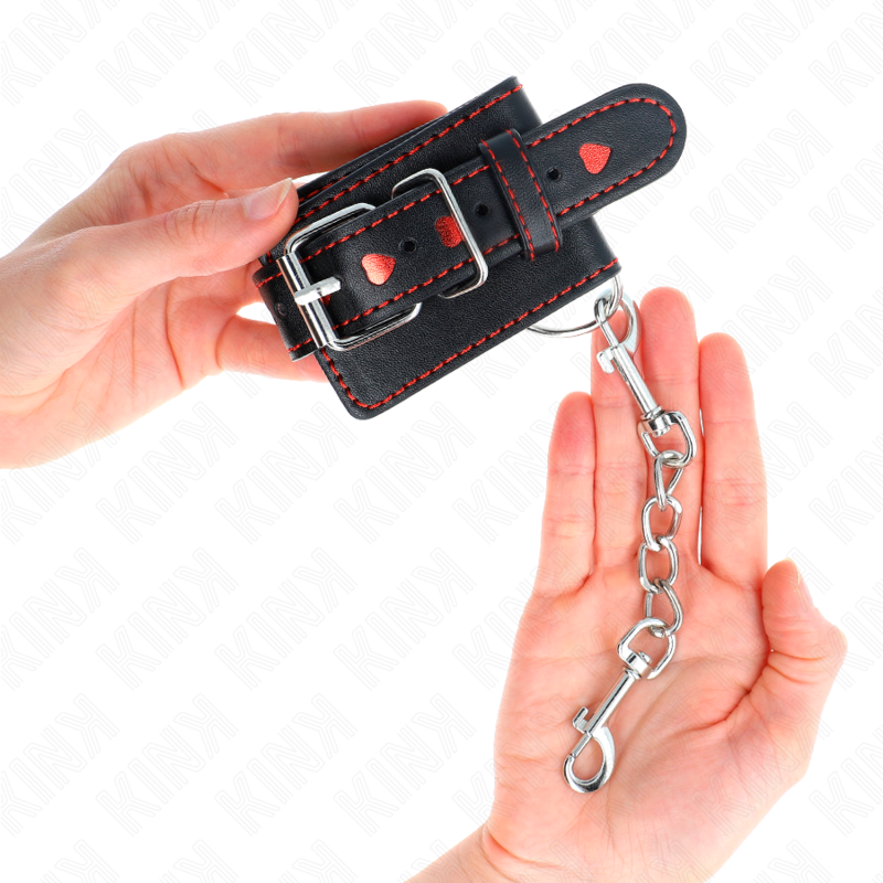 KINK - SCHWARZE HANDGELENKSFESSELN MIT ROTER HERZEINLAGE VERSTELLBAR 21-28 CM X 5.5 CM