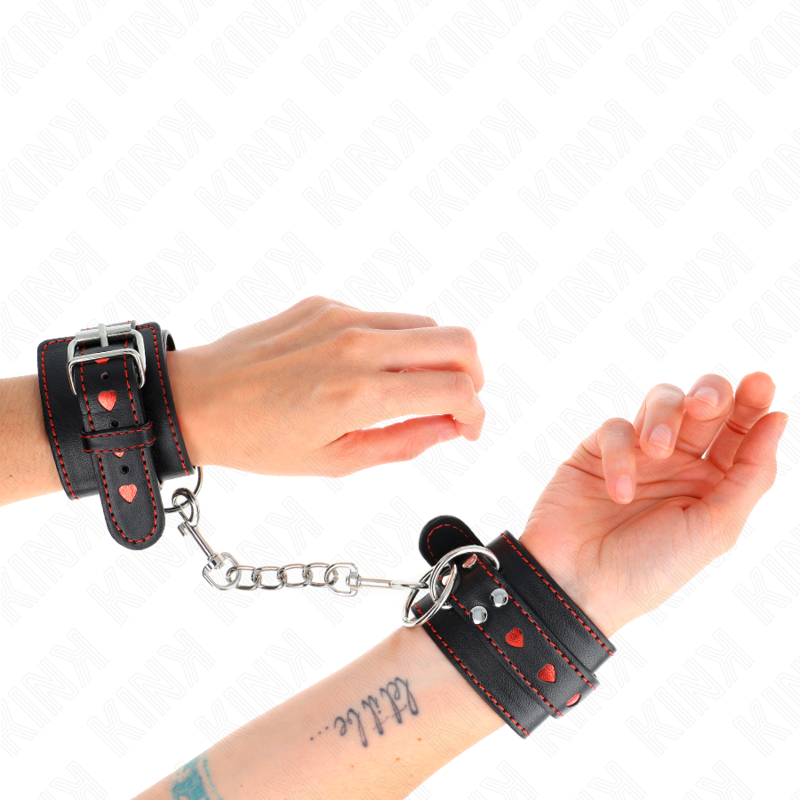KINK - SCHWARZE HANDGELENKSFESSELN MIT ROTER HERZEINLAGE VERSTELLBAR 21-28 CM X 5.5 CM