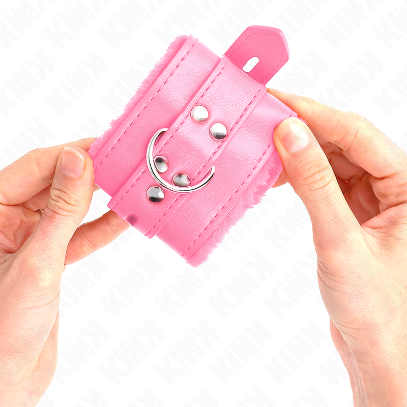 KINK - PELZGEFÜTTERTE HANDFESSELN MIT ECKIGEN LÖCHERN ROSA UND ROSAFARBENEM GÜRTEL VERSTELLBAR 17-29 CM X 6 CM