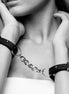 BIJOUX - INDISCRETS MAZE HANDCUFFS SCHWARZE ARMBÄNDER